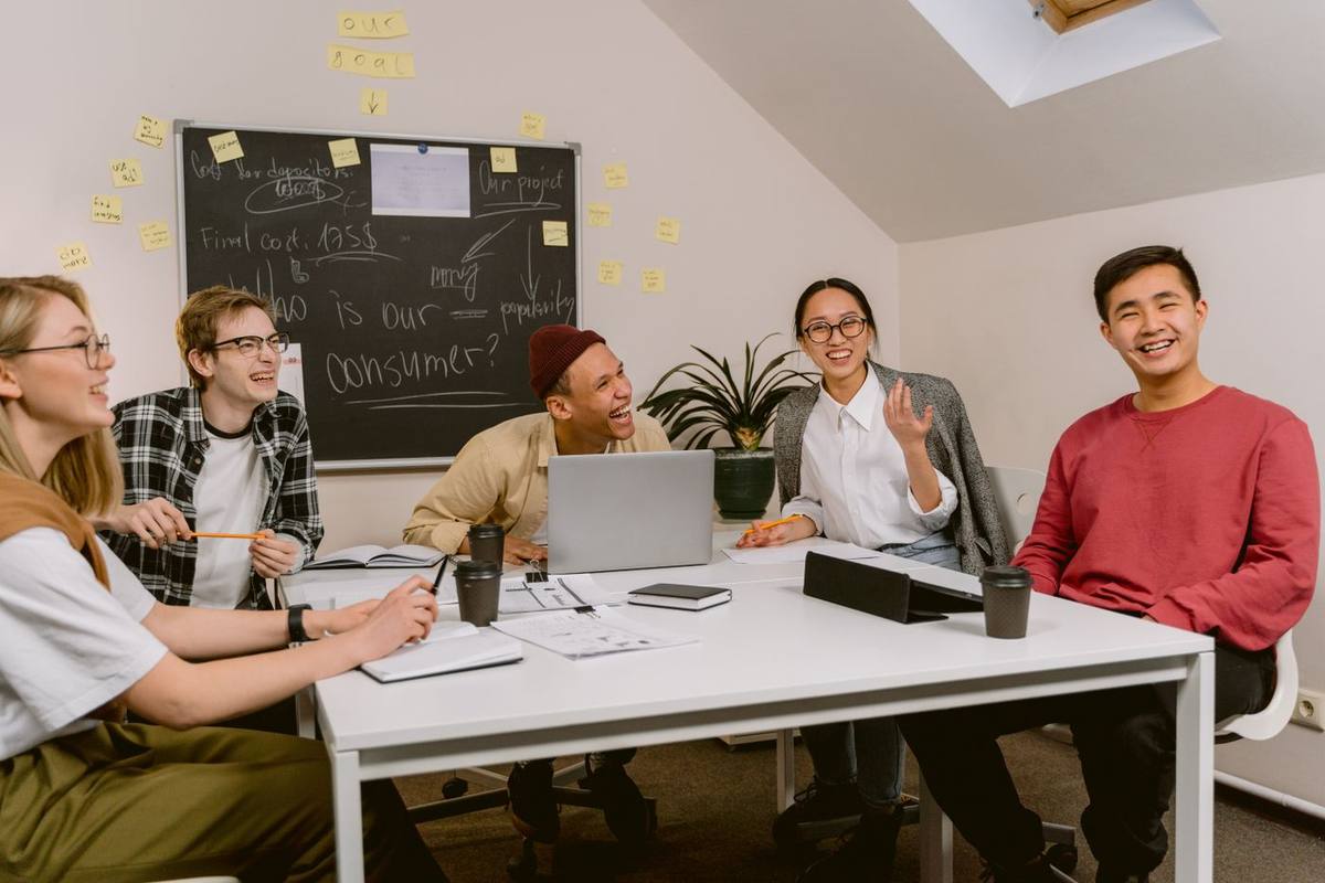 Equipo creativo en sesión de trabajo