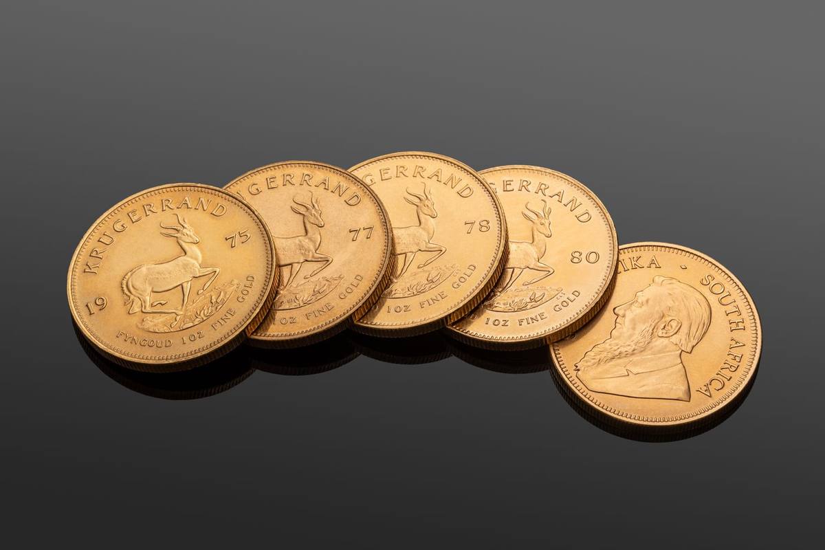 Monedas apiladas sobre fondo oscuro