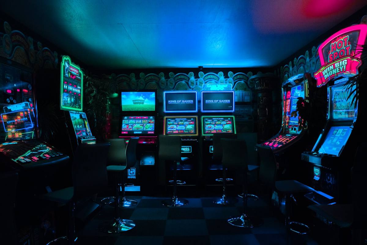 Salón de juegos con luces de neón