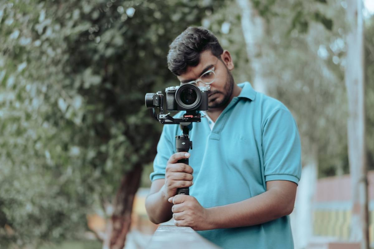 Cámara mirrorless montada en gimbal durante un rodaje