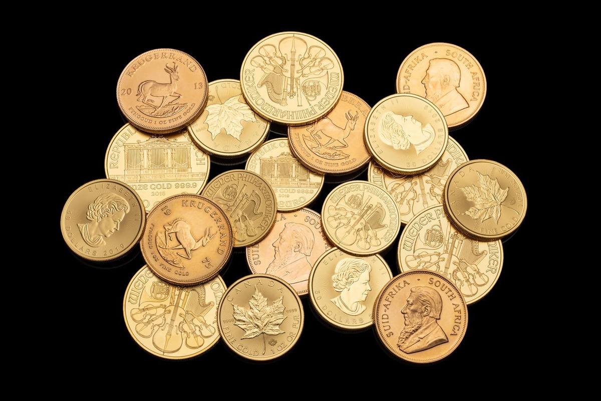 Monedas de oro sobre fondo negro