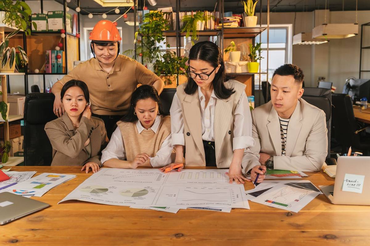 Equipo creativo colaborando sobre planos
