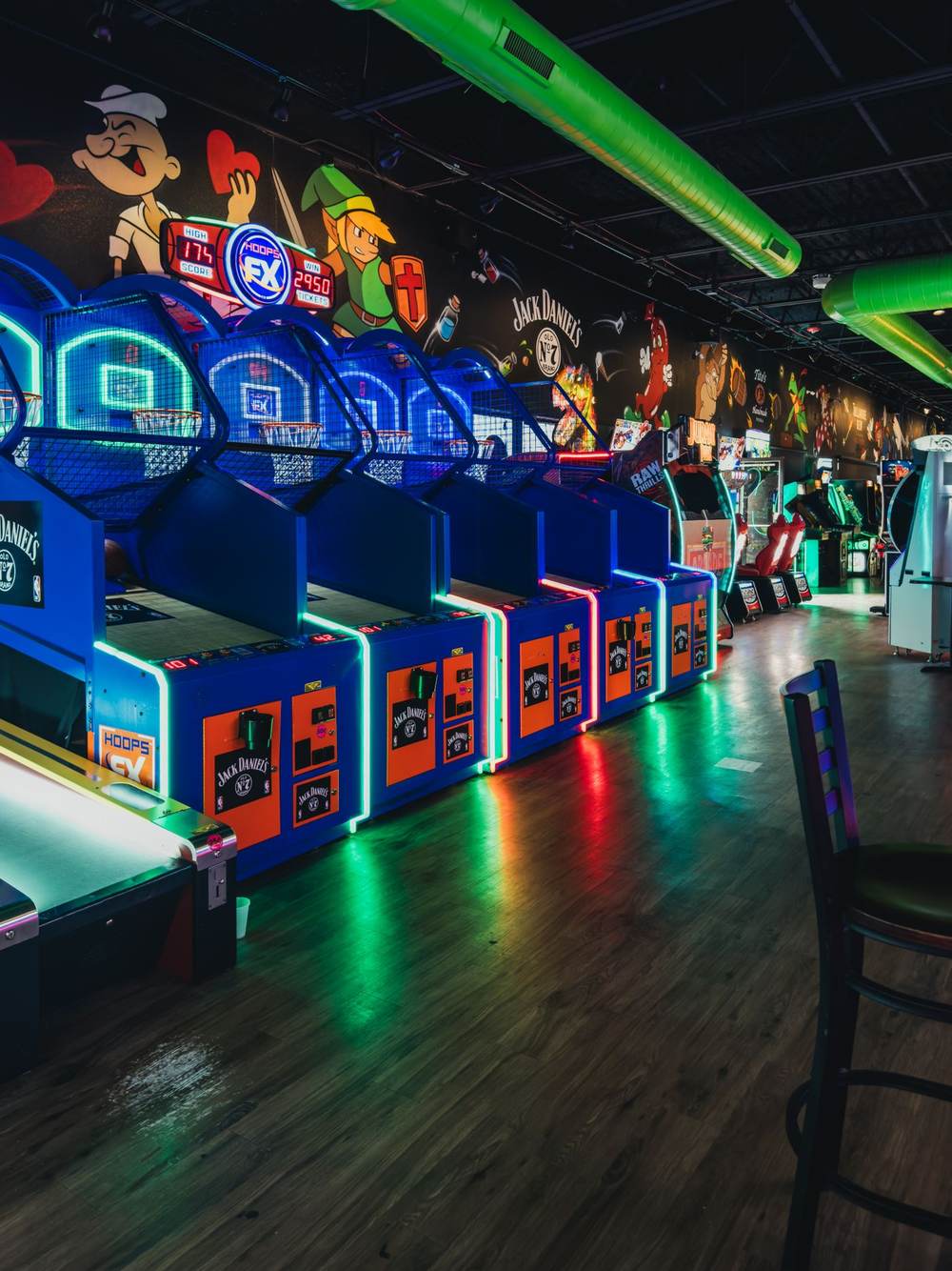 Arcade interior con neón