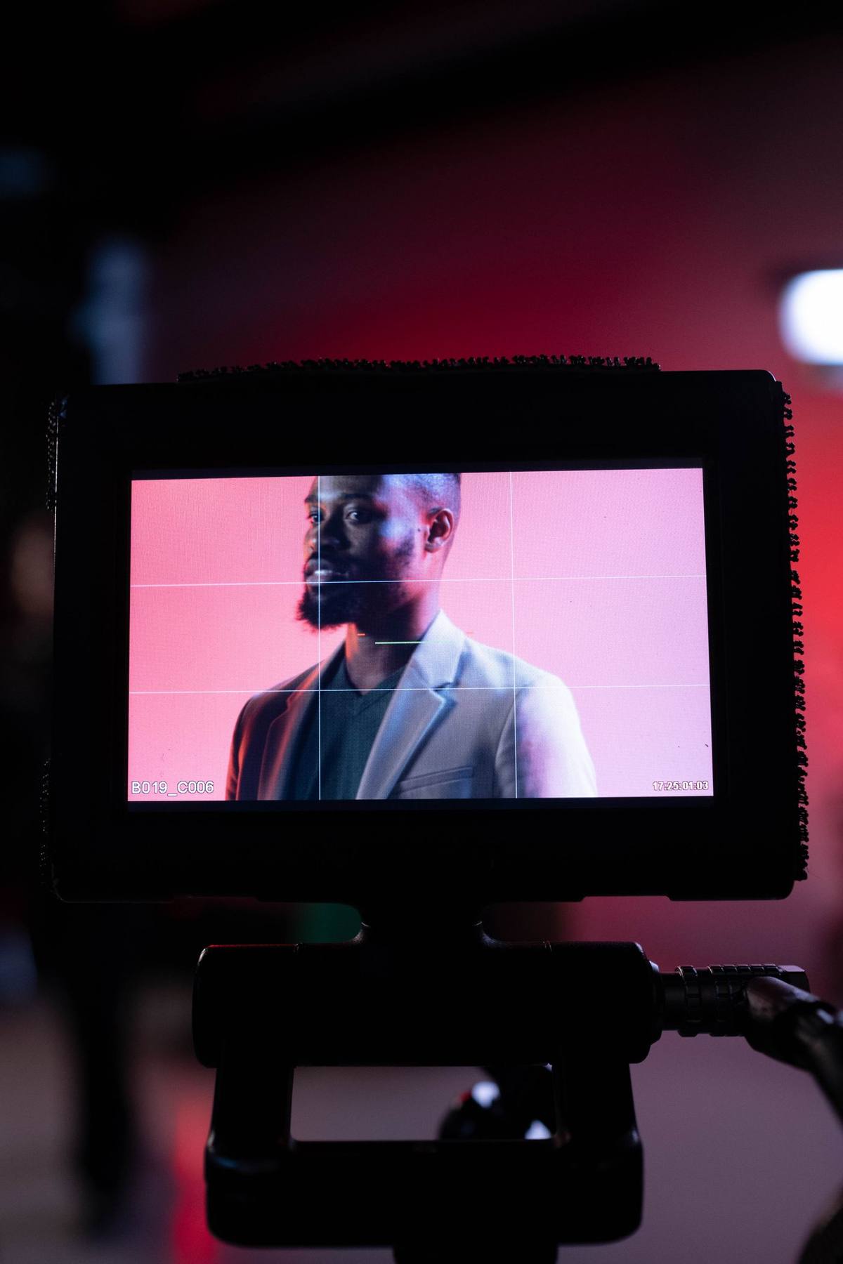 Rostro del actor en el monitor de dirección